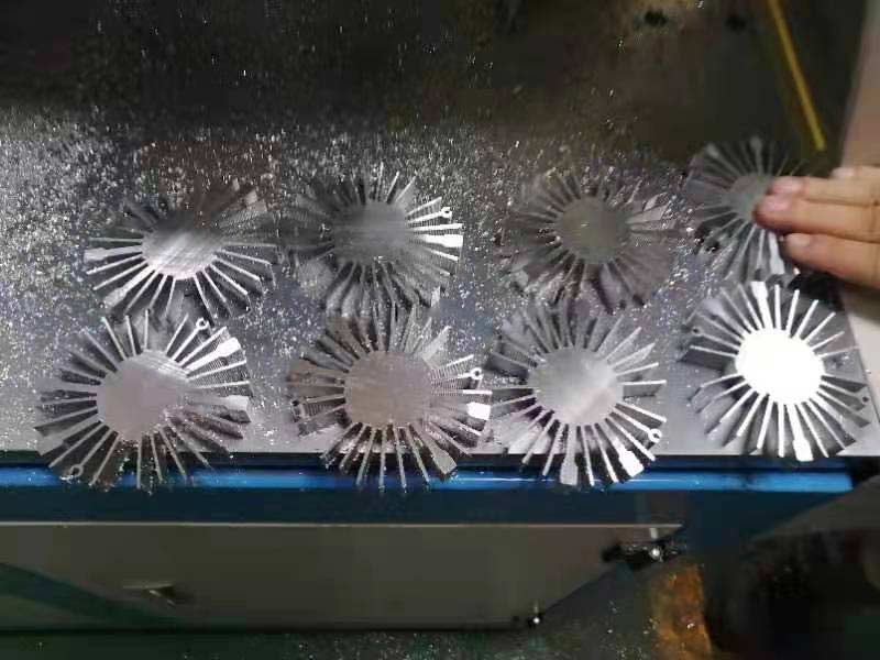 【昆山】用全封閉分離式鋁材切割機鋸切太陽花，超級滿意