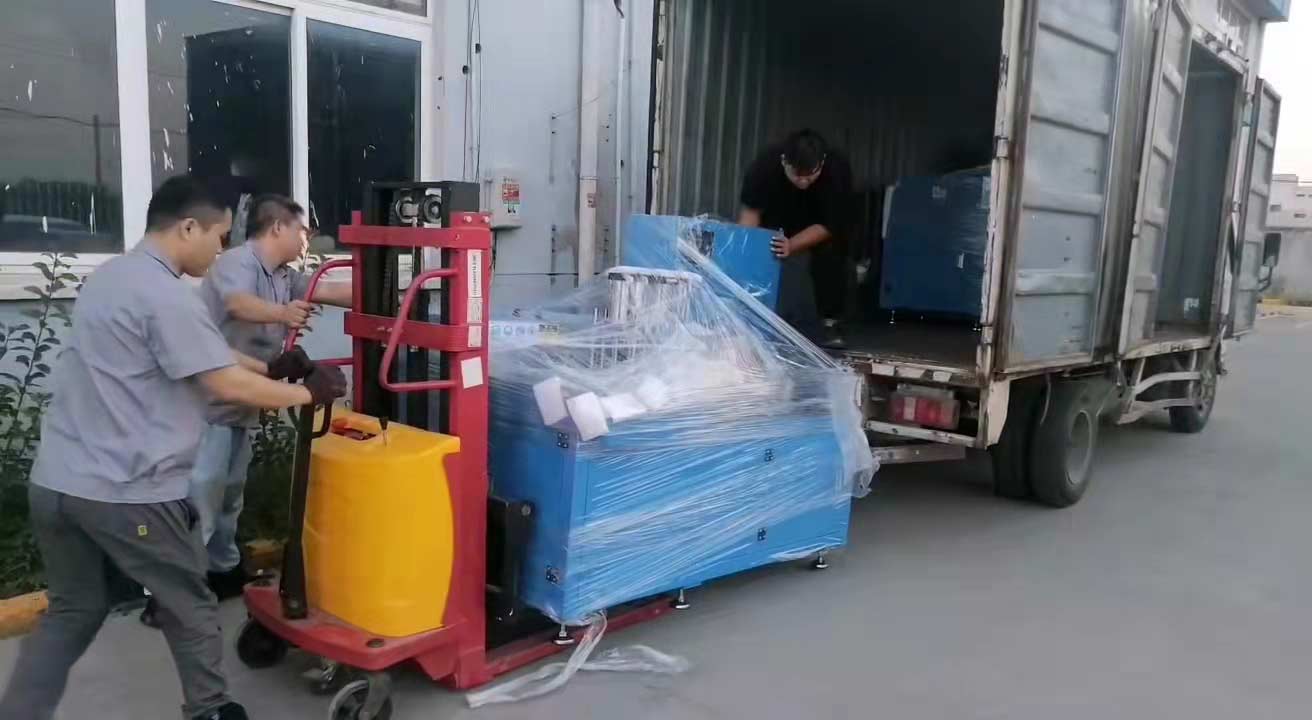 中秋假期第一天，我司一次性發(fā)貨兩臺全自動切鋁機