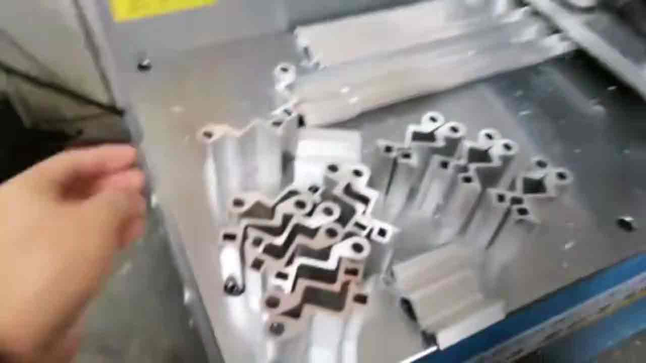 客戶用我司全自動(dòng)切鋁機(jī)450型號(hào)切割鋁合金門(mén)窗合頁(yè)切割現(xiàn)場(chǎng)